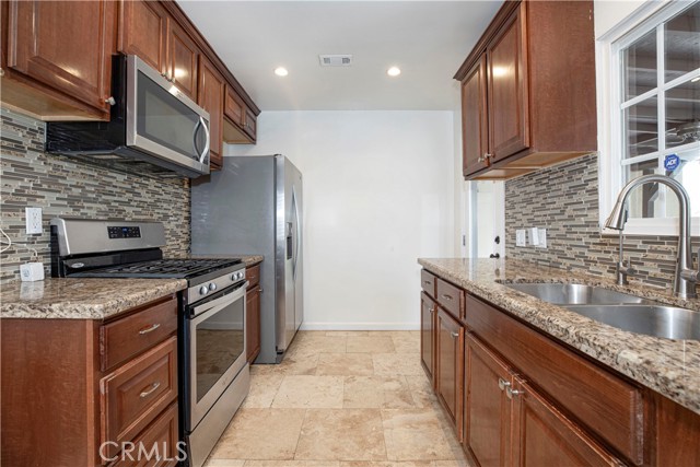 Detail Gallery Image 7 of 26 For 22020 Saticoy St, Canoga Park,  CA 91303 - 3 Beds | 1 Baths