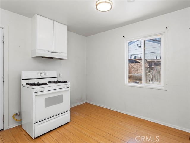 2215 N Brighton Street, Burbank CA: https://media.crmls.org/medias/f71629f5-d9a1-4416-ace7-9764d637cd32.jpg