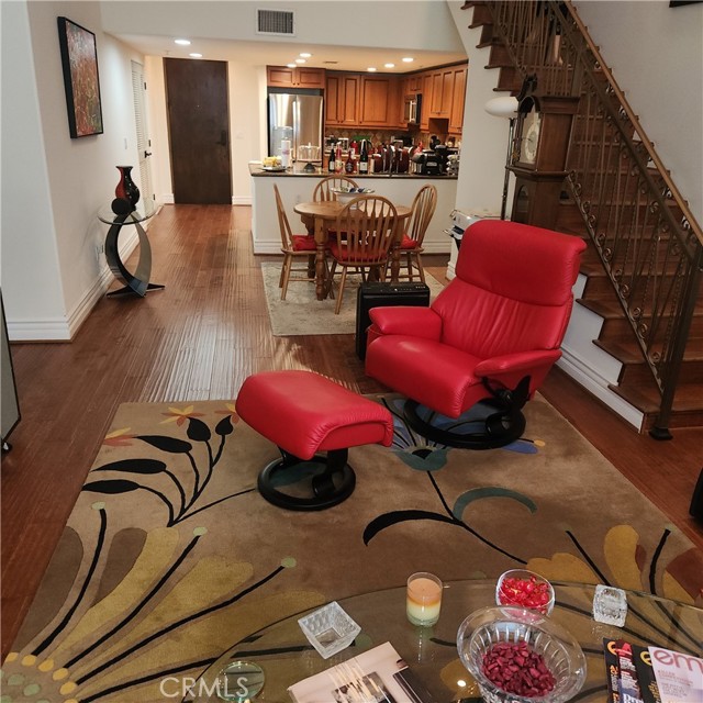 10862 Bloomfield Street, Toluca Lake CA: https://media.crmls.org/medias/f7195e11-29af-4803-8083-d1df56cd5b66.jpg