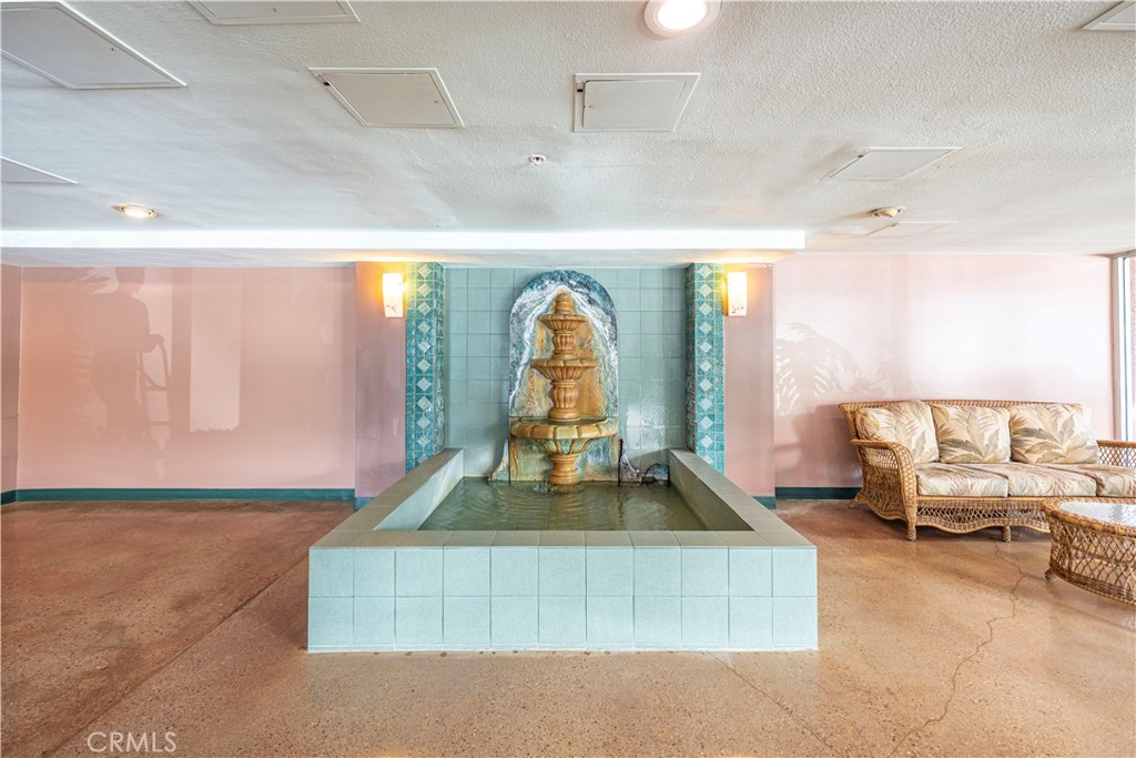 https://media.crmls.org/medias/f719a7b7-47b4-4763-ad6f-5768a683982d.jpg?preset=X-Large
