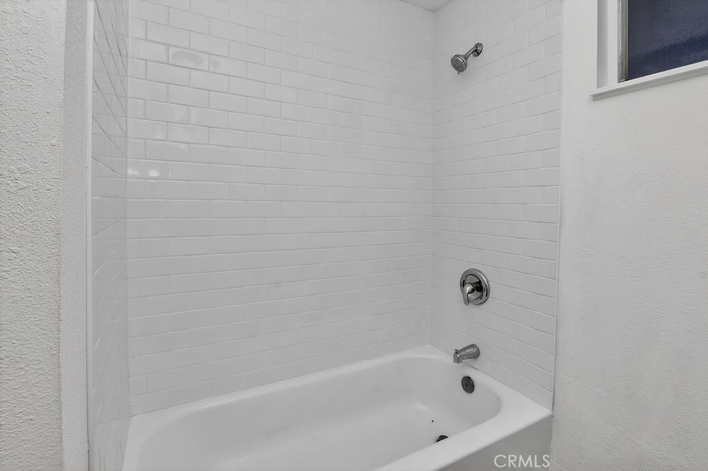 https://media.crmls.org/medias/f71babd2-748c-419e-b69f-292a7a56ab6b.jpg?preset=X-Large