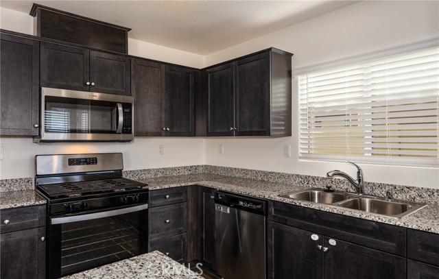 Detail Gallery Image 12 of 25 For 1455 Honor Way, Hemet,  CA 92543 - 4 Beds | 3 Baths