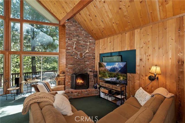 Detail Gallery Image 4 of 27 For 1068 Oak Ln, Lake Arrowhead,  CA 92326 - 3 Beds | 1/1 Baths