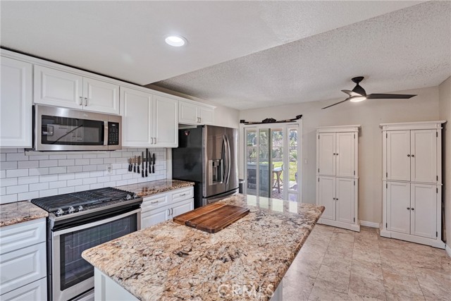 Detail Gallery Image 24 of 59 For 29857 Wistaria Valley, Canyon Country,  CA 91387 - 3 Beds | 3 Baths