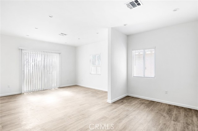 Detail Gallery Image 6 of 15 For 7044 White Oak a,  Van Nuys,  CA 91406 - 3 Beds | 2 Baths