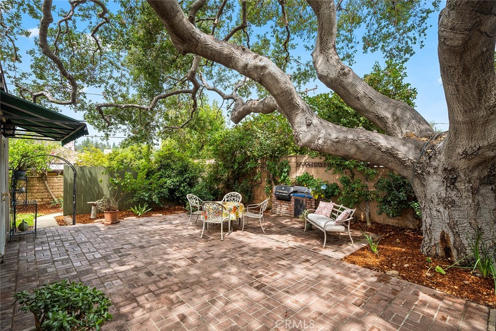https://media.crmls.org/medias/f7316e67-dedf-40d5-a4c9-10f0812d22bf.jpg?preset=X-Large