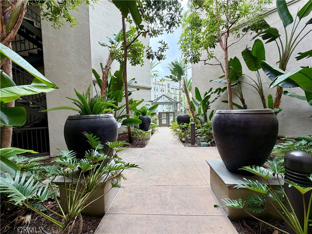 https://media.crmls.org/medias/f7332b35-2ccc-4b1b-aa81-792977c45979.jpg?preset=X-Large