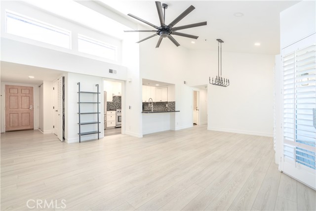 Detail Gallery Image 9 of 42 For 240 Nice #302,  Newport Beach,  CA 92663 - 2 Beds | 1/1 Baths