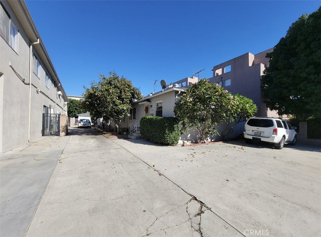 1734 S Barrington Avenue, Los Angeles, CA 90025