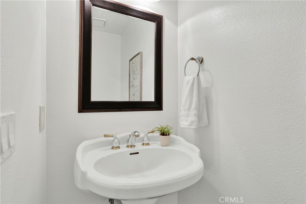 https://media.crmls.org/medias/f73c244a-6b58-49a5-9ea2-cd6cd644942e.jpg?preset=X-Large
