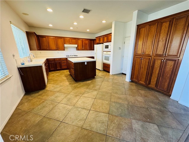 Detail Gallery Image 8 of 18 For 1665 Valley Falls Ave, Redlands,  CA 92374 - 4 Beds | 2/1 Baths