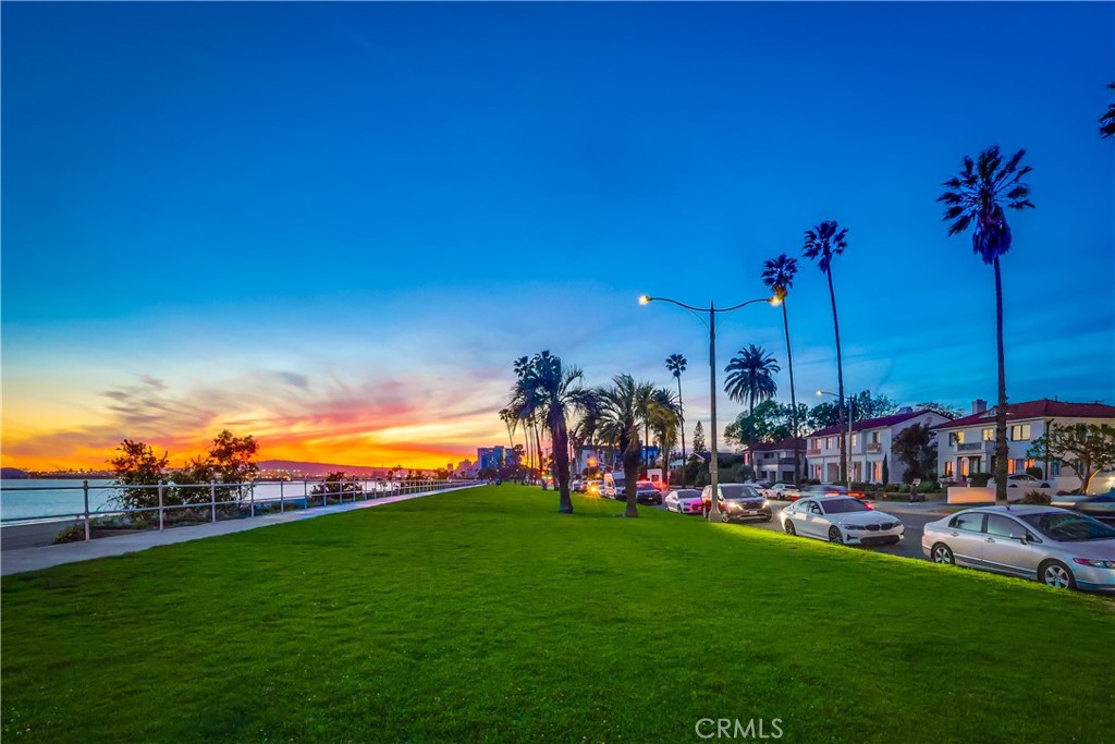 https://media.crmls.org/medias/f7448510-417d-493e-94c0-581671237156.jpg?preset=X-Large