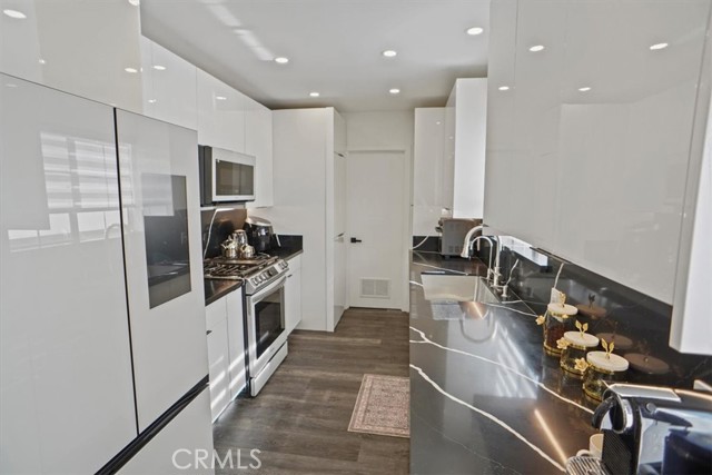 Detail Gallery Image 5 of 16 For 7409 Irvine Dr, North Hollywood,  CA 91605 - 4 Beds | 2/1 Baths