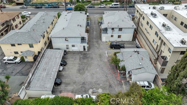 6862 Hazeltine Avenue, Van Nuys CA: https://media.crmls.org/medias/f747ea67-814b-4754-8782-3a8994204240.jpg