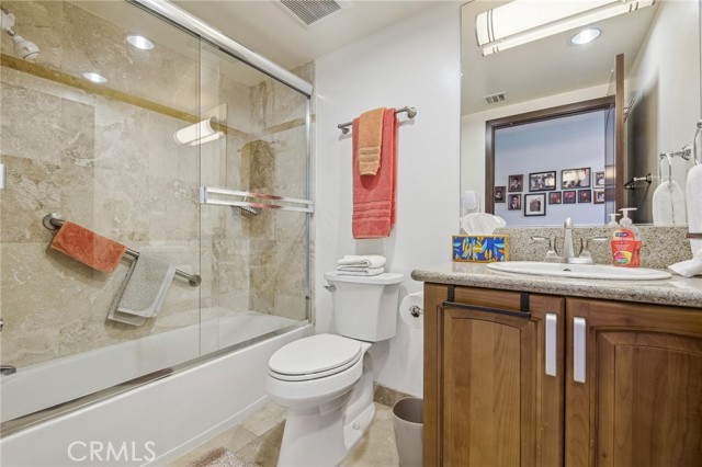 Detail Gallery Image 18 of 23 For 11218 Camarillo St #305,  Toluca Lake,  CA 91602 - 3 Beds | 3 Baths