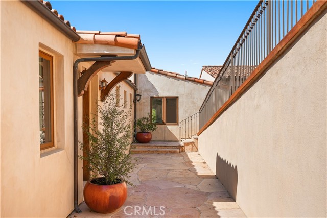 2516 Temple Hills Drive, Laguna Beach CA: https://media.crmls.org/medias/f7484767-cbb3-418a-a10f-24e0e40f985a.jpg