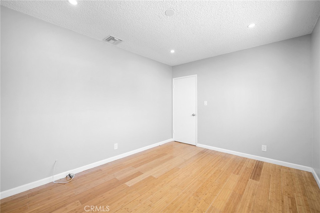 https://media.crmls.org/medias/f748a1a3-fe08-400b-b715-3b8d9d628733.jpg?preset=X-Large