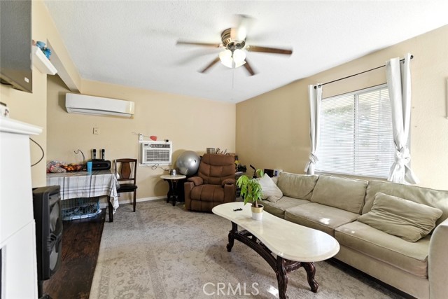 8876 Cypress Avenue, Riverside CA: https://media.crmls.org/medias/f748a944-30ba-4e3b-9630-b04db953b0cf.jpg