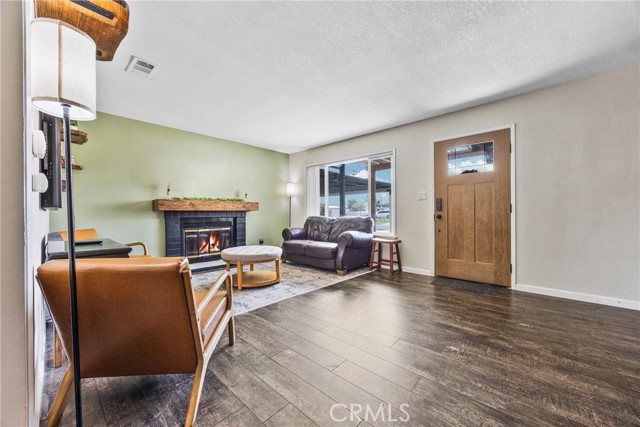 8975 Driftwood Dr, Riverside CA: https://media.crmls.org/medias/f7493750-f4a4-4cdb-a5f8-1df2bbdf2a44.jpg