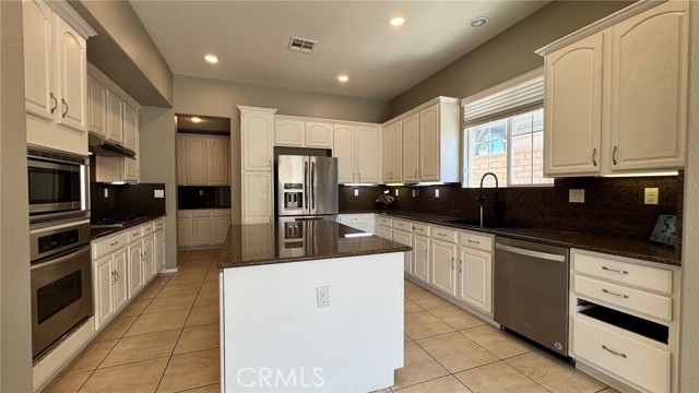Detail Gallery Image 16 of 52 For 37361 Paintbrush Dr, Palmdale,  CA 93551 - 5 Beds | 3 Baths