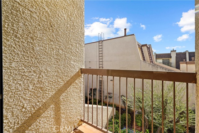 Detail Gallery Image 14 of 28 For 18409 Collins Street #D,  Tarzana,  CA 91356 - 2 Beds | 2/1 Baths