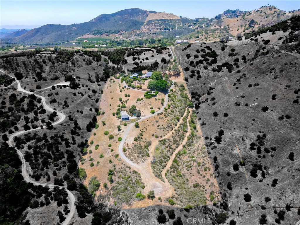https://media.crmls.org/medias/f74e38b4-ec0b-461d-967d-365ee5a39477.jpg?preset=X-Large