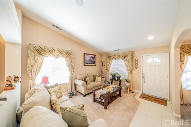 Detail Gallery Image 5 of 46 For 15982 Holly Brook Ln, Victorville,  CA 92395 - 4 Beds | 3 Baths
