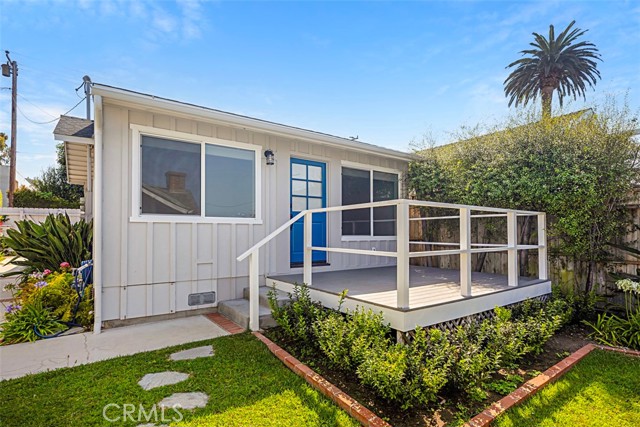 Detail Gallery Image 2 of 11 For 651 Glenneyre, Laguna Beach,  CA 92651 - 2 Beds | 1 Baths