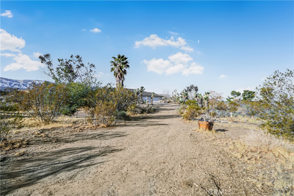 https://media.crmls.org/medias/f752fbdd-f76e-43ba-b7e9-514816ab9364.jpg?preset=X-Large