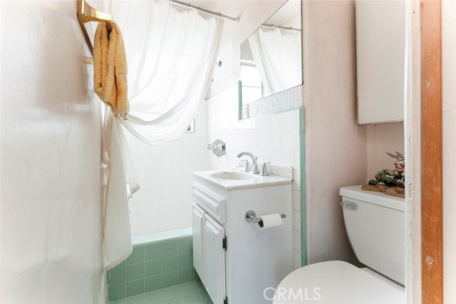 1422 W Riverside Drive, Burbank CA: https://media.crmls.org/medias/f754a565-d5cf-4bc4-8fb5-e63ec20058b2.jpg