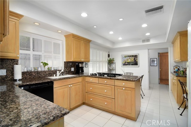 Detail Gallery Image 8 of 32 For 13943 Margate St, Sherman Oaks,  CA 91401 - 4 Beds | 3 Baths