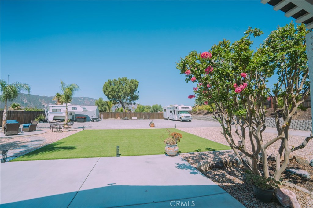https://media.crmls.org/medias/f75992c8-f815-45f4-8ec7-ee3ce18d0aa6.jpg?preset=X-Large