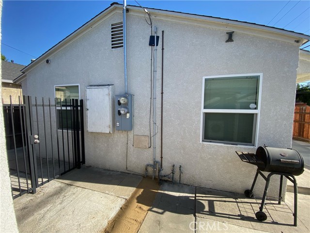 121 E Bort Street, Long Beach CA: https://media.crmls.org/medias/f75d4ca2-4d86-4eee-bb88-7bbb90b6e128.jpg