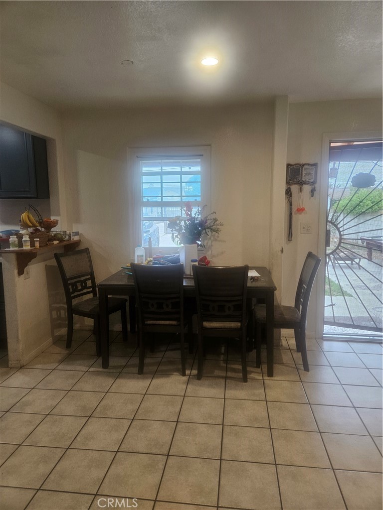 https://media.crmls.org/medias/f75f582c-1bed-4e26-94b8-b1e312d7dc94.jpg?preset=X-Large