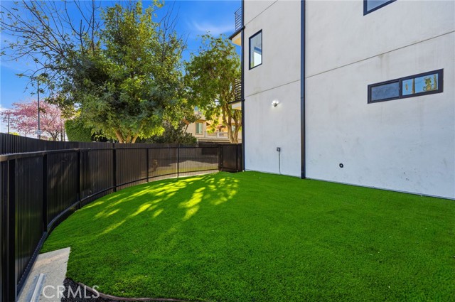 Detail Gallery Image 18 of 19 For 13602 Burbank Bld, Sherman Oaks,  CA 91401 - 4 Beds | 4/1 Baths