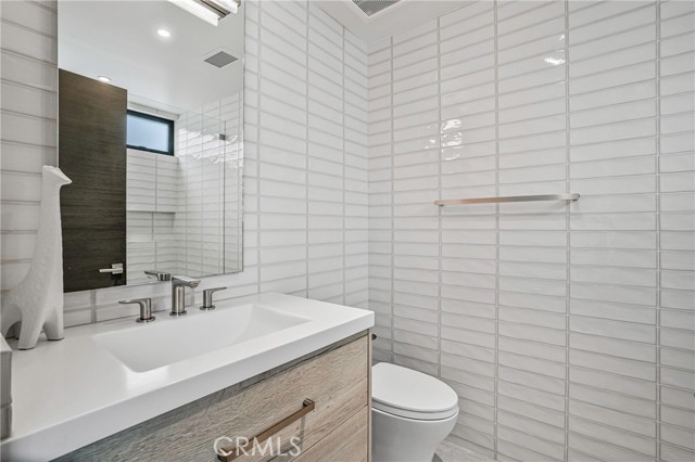 Beautiful en-suite bathroom for 3rd bedroom on 2nd level of home