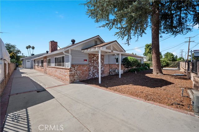 Detail Gallery Image 4 of 73 For 7445 Balcom Ave, Reseda,  CA 91335 - 4 Beds | 2 Baths