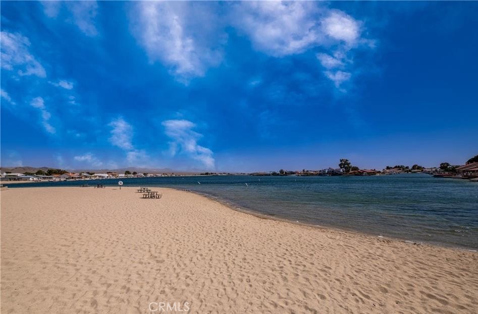 https://media.crmls.org/medias/f7673f77-93b2-4b39-aedd-155775cd3479.jpg?preset=X-Large