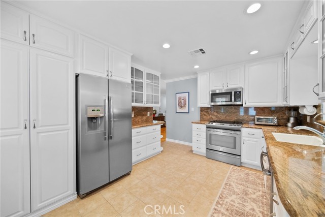 Detail Gallery Image 11 of 31 For 22907 Leonora, Woodland Hills,  CA 91367 - 2 Beds | 2 Baths