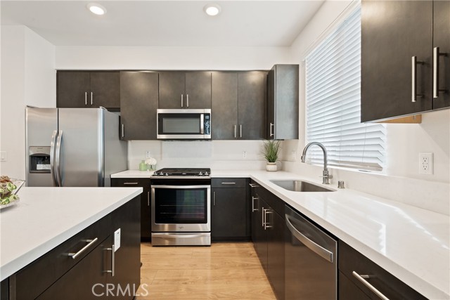 Detail Gallery Image 8 of 33 For 2700 E Chaucer #14,  Los Angeles,  CA 90065 - 4 Beds | 4 Baths