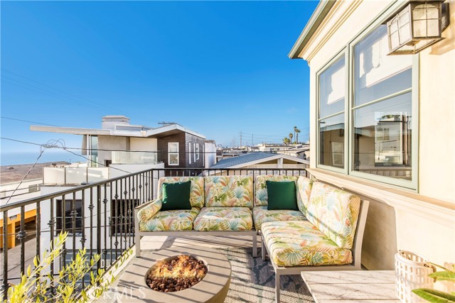 Detail Gallery Image 5 of 28 For 320 33rd, Manhattan Beach,  CA 90266 - 3 Beds | 4 Baths