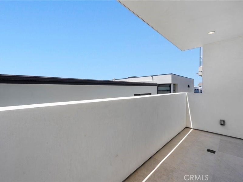 https://media.crmls.org/medias/f76dec4c-58e3-415a-9170-36ec075bb9a2.jpg?preset=X-Large