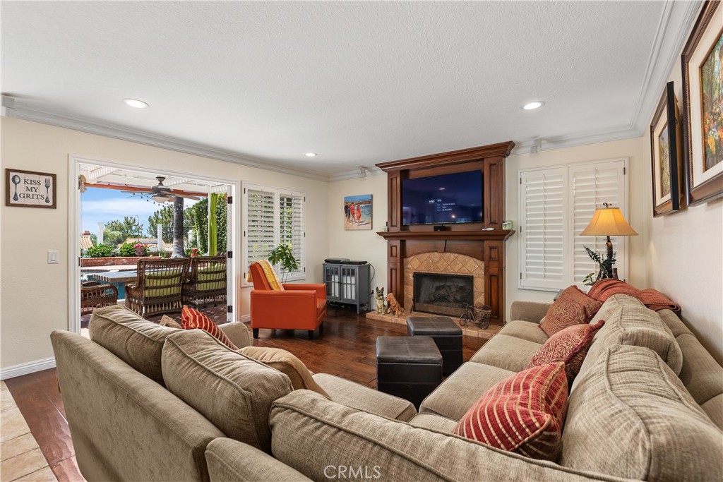 https://media.crmls.org/medias/f76f7cad-1ed7-490c-8720-8e5d5720d778.jpg?preset=X-Large