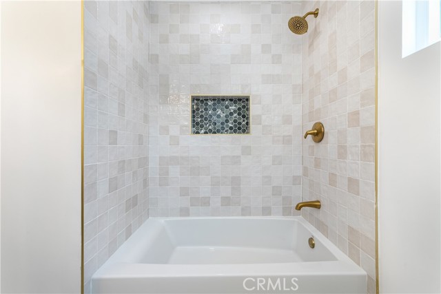 Detail Gallery Image 17 of 27 For 9038 Whitaker Ave, Northridge,  CA 91343 - 5 Beds | 2/1 Baths