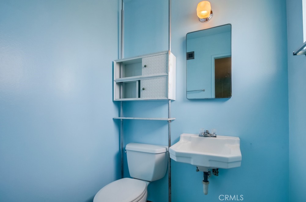 https://media.crmls.org/medias/f7703da0-8622-4b36-8e70-cc38015a1267.jpg?preset=X-Large