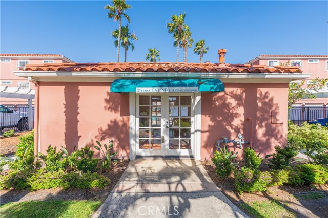 409 Utica Avenue, Huntington Beach CA: https://media.crmls.org/medias/f770585e-8cdd-4bdc-a105-d5d7df0d07ac.jpg