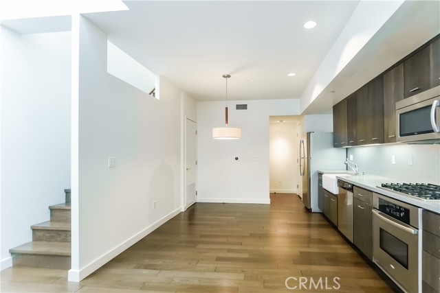 Detail Gallery Image 2 of 31 For 940 E 2nd St #20,  Los Angeles,  CA 90012 - 2 Beds | 2/1 Baths