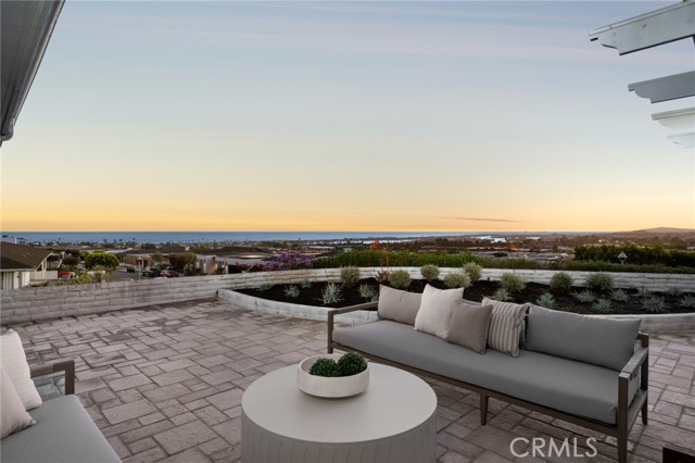 Detail Gallery Image 2 of 44 For 2701 Windover Dr, Corona Del Mar,  CA 92625 - 4 Beds | 2/1 Baths