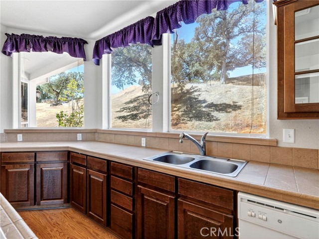 2564 Indian Hill Road, Clearlake Oaks CA: https://media.crmls.org/medias/f78189a2-237a-4a9c-99f4-df36f83396ee.jpg
