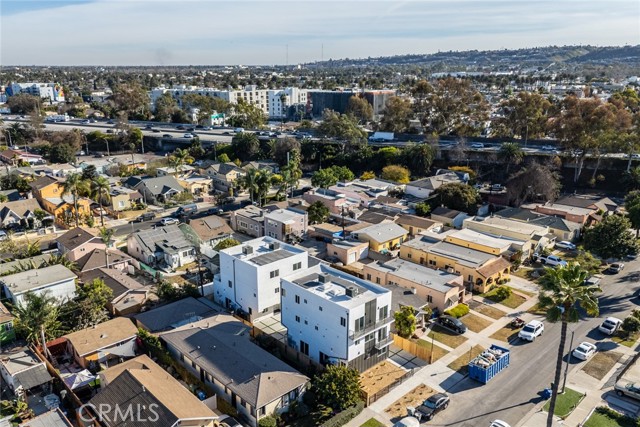 2402 S Cochran Avenue, Los Angeles CA: https://media.crmls.org/medias/f781b3d1-0361-4d97-a566-be0155348413.jpg
